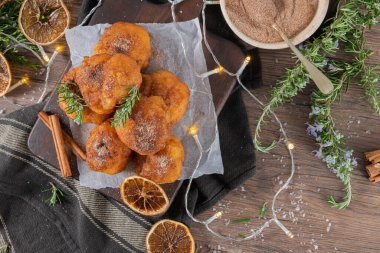 Geleneksel Portekiz Noel tatlısı mutfak tezgahında şekerli ve tarçınlı Sonhos.