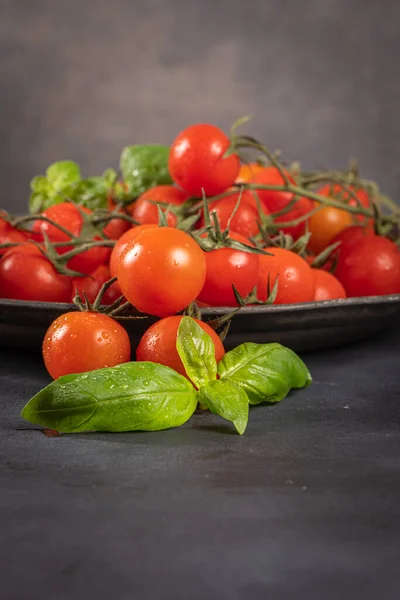 Small Red Cherry Tomatoes Rustic Background Cherry Tomatoes Vine Witb — Stock Photo, Image