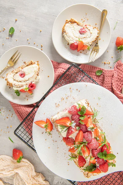 配以温和的乳酪奶油 脆花生 迷迭香 覆盆子和草莓的蛋白卷 Pavlova夏季甜甜点 — 图库照片