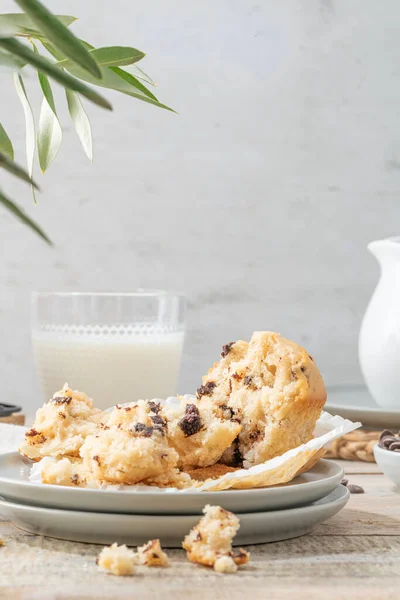Chocolate Chip Muffins Baking Rack Glasses Milk White Kitchen Countertop — Photo