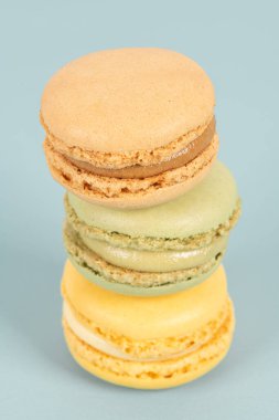 Turkuaz arka planda pasta ya da badem kurabiyeleri, pastel renkler, klasik kartlar.