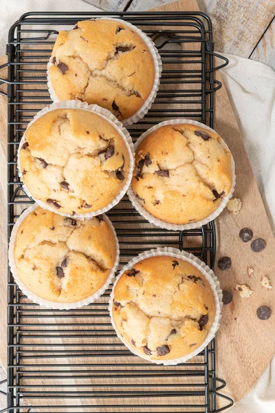 Chocolate Chip Muffins Baking Rack Glasses Milk White Kitchen Countertop — Stockfoto