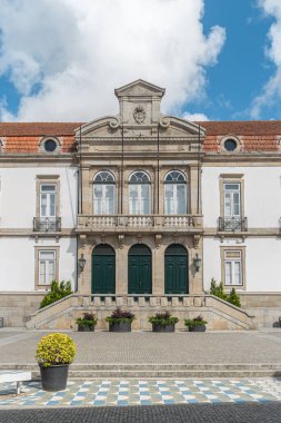 Praca da Republica, Ovar şehrinin tarihi merkezindeki belediye binasının önünde yer almaktadır. Aveiro, Portekiz