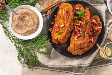 Limon, nar, çam fıstığı ve tarçınlı geleneksel Noel Tavşanadaları. İspanyol Torrijaları ya da Fransız tostları tezgahın üzerinde kapanıyor.