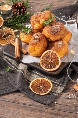 Geleneksel Portekiz Noel tatlısı mutfak tezgahında şekerli ve tarçınlı Sonhos.