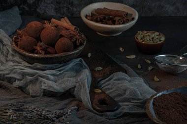 Kakao tozu, anason, tarçın ve kakule kaplı çikolatalı trüf mantarı..