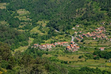 Terasların bakış açısı (Miradouro dos Socalcos), Tarım teraslarına bakan (ünlü Tibet tarzı manzara manzarası), Porta Cova place, Sistelo, Arcos de Valdevez, Portekiz.