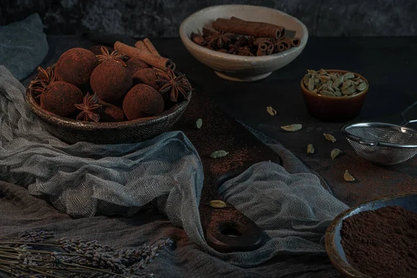 Tartufi Artigianali Cioccolato Piatto Con Cacao Polvere Anice Cannella Cardamomo — Foto Stock