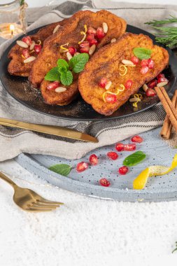 Limon, nar, çam fıstığı ve tarçınlı geleneksel Noel Tavşanadaları. İspanyol Torrijaları ya da Fransız tostları tezgahın üzerinde kapanıyor.