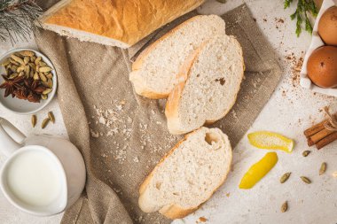 Noel için İspanyol torrijaları, Fransız tostları ya da geleneksel Portekiz rabanadaları hazırlamak için gerekli malzemeler. Noel, Yeni Yıl, Paskalya, ekmek, yumurta, tarçın, kakule, anason yıldızı, süt ve limonla yapılan tipik tatlı yiyecekler. 