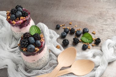 Böğürtlenli Chia pudingi ve yaban mersini püresi ve granola..