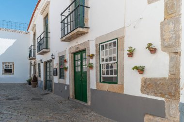 Portekiz 'in güneyindeki Algarve bölgesindeki eski Faro kasabasında küçük bir sokak..