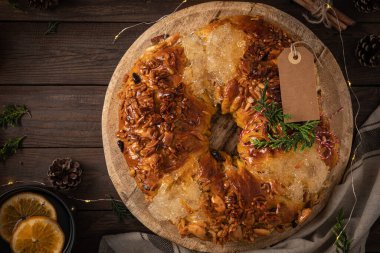 Bolo Rainha ya da Queen 's cake, mutfak tezgahında meyveli kuru üzümlü geleneksel bir Portekiz Xmas pastasıdır. Portakal çayıyla servis edilmiş. Noel, Karnaval ya da Mardi Gras için yapılır