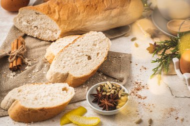 Geleneksel Portekiz rabanadalarını Noel 'e hazırlamak için gerekli malzemeler. Noel için tipik tatlı yiyecekler ekmek, yumurta, tarçın, kakule, anason yıldızı, süt ve limon kabuğu dilimleriyle yapılır.