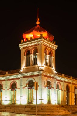 Gece vakti Loule 'un eski kasabasındaki işaret. Algarve, Portekiz.