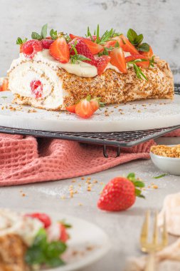 Yumuşak bir kremalı kremalı krema, çıtır fıstık, nane, biberiye ve ahududu ve çilekle dolu. Pavlova Yazı tatlı tatlı tatlı.