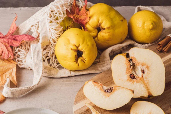 Marmelos Maduros Fatiados Fruta Fresca Para Preparar Receitas Com Canela — Fotografia de Stock