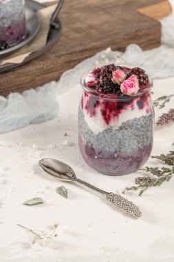 Böğürtlenli Chia pudingi ve cam kavanozlarda reçel. Sağlıklı beslenme, sağlıklı yaşam tarzı, diyet, fitness menüsü kavramı