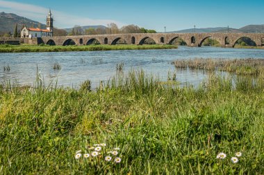 Portekiz 'in Ponte de Lima kasabasında Roma köprüsü olan Santo Antonio da Torre Velha Kilisesi.