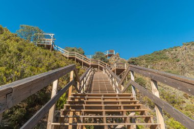 Coentral Grande, Castanheira de Pera, Portekiz 'deki Ribeira de Quelhas geçidi manzarası.