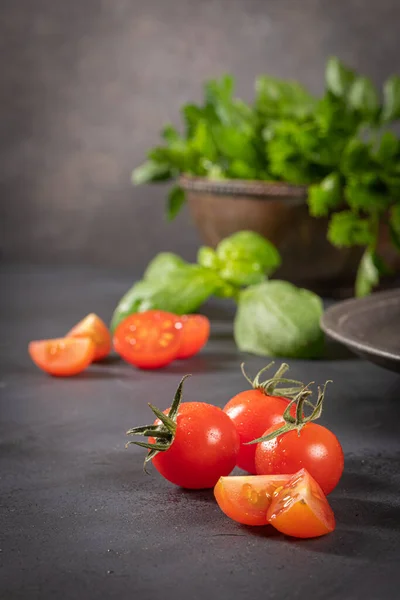 Small Red Cherry Tomatoes Rustic Background Cherry Tomatoes Vine Witb — Stock Photo, Image