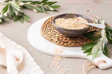 Organik çiğ kahverengi pirinç, yiyecek için temel mısır gevreği. Mutfak tezgahında sağlıklı gıda malzemeleri var.