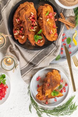 Limon, nar, çam fıstığı ve tarçınlı geleneksel Noel Tavşanadaları. İspanyol Torrijaları ya da Fransız tostları tezgahın üzerinde kapanıyor.