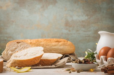 Noel için İspanyol torrijaları, Fransız tostları ya da geleneksel Portekiz rabanadaları hazırlamak için gerekli malzemeler. Noel için tipik tatlı yiyecekler. Ekmek, yumurta, tarçın, süt ve limonla yapılır.