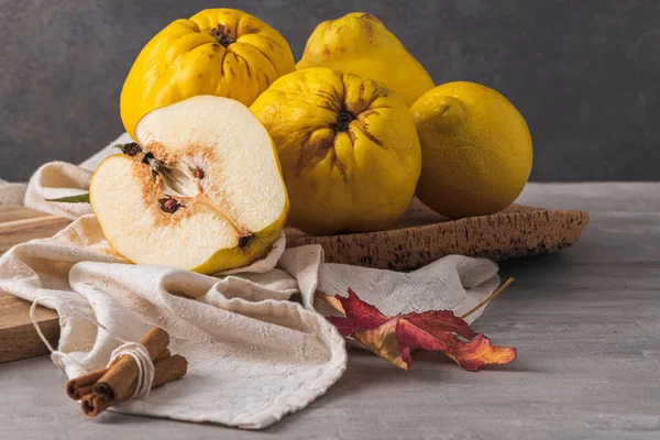 Reife Quitten Ganz Und Scheiben Geschnitten Frisches Obst Zur Zubereitung — Stockfoto