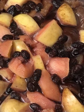 Kaynar suyla birlikte meyveler.