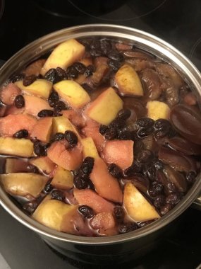 Kaynar suyla birlikte meyveler.