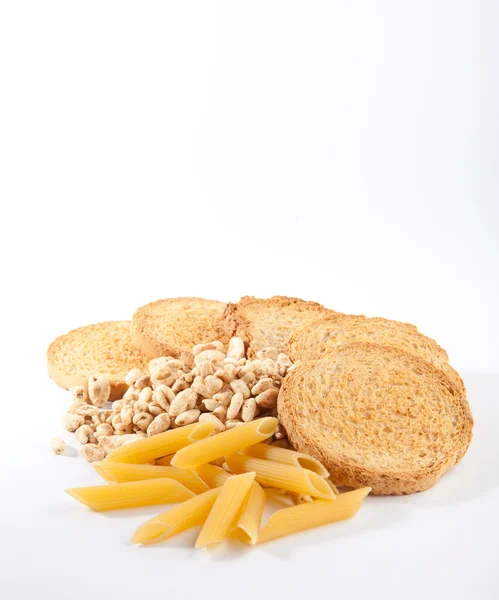 Pão, macarrão e cereais isolados no fundo branco — Fotografia de Stock