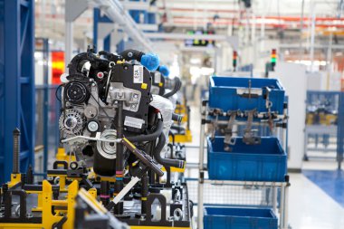 fabrika üretim hattında araç motoru monte