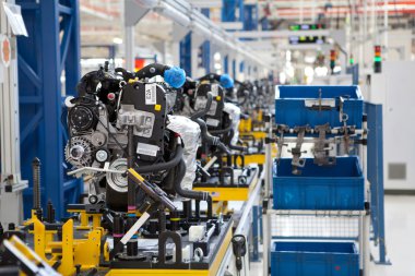 fabrika üretim hattında araç motoru monte