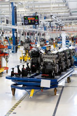 fabrika üretim hattında araç motoru monte