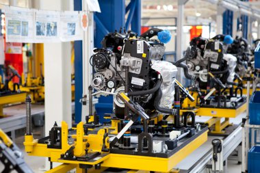 fabrika üretim hattında araç motoru monte