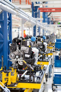 fabrika üretim hattında araç motoru monte