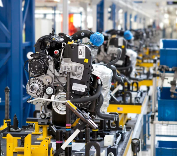 Motor de coche montado en la línea de producción de fábrica — Foto de Stock