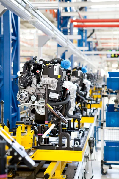 Автомобільний двигун зібраний на заводі виробничої лінії — стокове фото