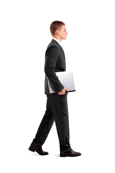 Zakenman wandelen met laptop — Stockfoto