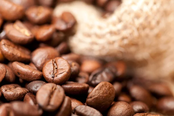 Granos de café con saqueo —  Fotos de Stock