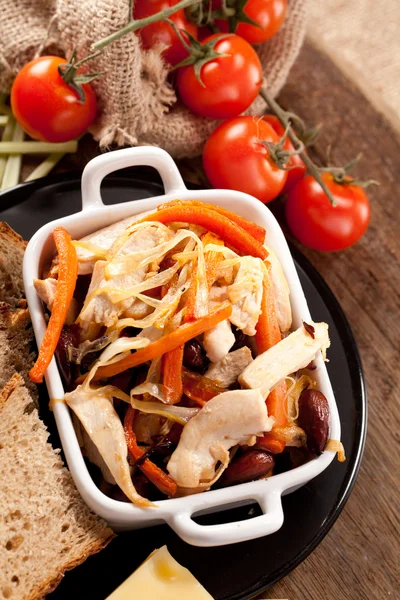 Gericht mit Fleisch und Tomaten — Stockfoto