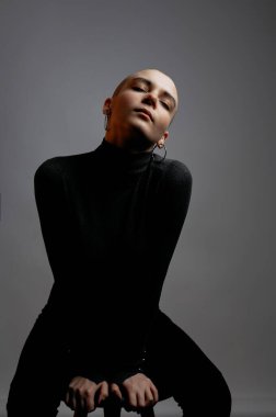 Güzel, gülümseyen kel bir kadının portresi. Stüdyo çekimi koyu arkaplanda