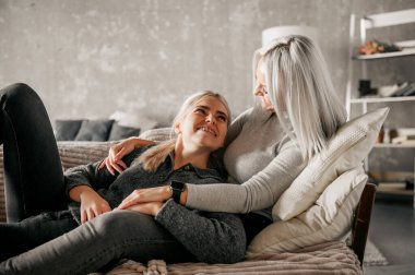 Anne evde bir ergen kızına sarılıyor. aile ilişkileri