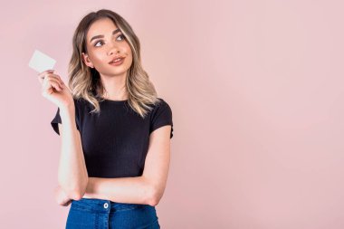 Çevrimiçi alışveriş konsepti olan pembe bir geçmişi olan bir kız. Boşluğu kopyala