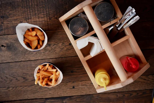 Des quartiers de pommes de terre dorées sur une table dans un restaurant. Fermer la vue supérieure avec espace de copie — Photo