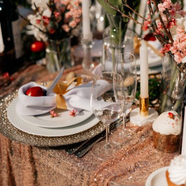 Bayramlık Paskalya sofrası. Yumurta ve keten peçeteden yapılmış komik Paskalya tavşanı. Gri arkaplan.