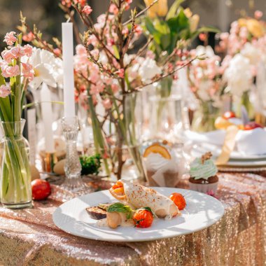 Bayramlık Paskalya sofrası. Yumurta ve keten peçeteden yapılmış komik Paskalya tavşanı. Gri arkaplan.