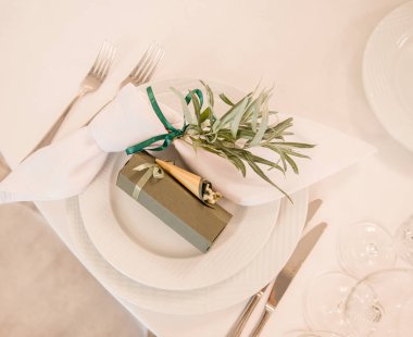 Düğün davetiyeleri ve dekorasyonlar. Misafirler için küçük hediyeler. Düğün dekorasyonu. maketleme