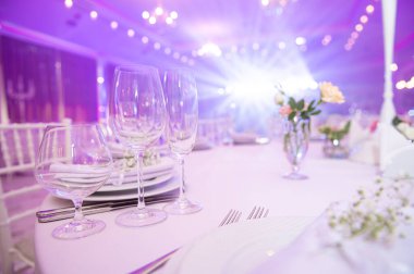 Beyaz elementli düğün masası. Kutlama için güzel servis edilmiş bir masa.